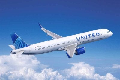 Pesawat United Airlines mendarat di Lapangan Terbang Antarabangsa Washington Dulles berikutan gangguan seorang penumpang yang cuba membuka pintu pesawat pada ketinggian hampir 11,000 meter.