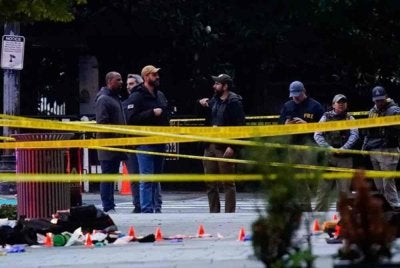 Ejen FBI berdiri di kawasan yang dipagar berhampiran White House selepas insiden tembakan di Washington, DC. Foto Reuters