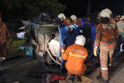 Anggota penyelamat bertungkus Lumus mengeluarkan mangsa tersepit di dalam Perodua Kancil dalam kajdian di Ayer Tawar.