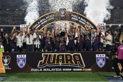 Pemain dan pengurusan JDT meraikan kejayaan selepas berjaya menewaskan pasukan Kuching City, 2-0 pada perlawanan akhir Piala Malaysia di Stadium Nasional Bukit Jalil malam tadi. FOTO: BERNAMA