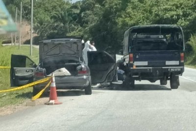 Seorang lelaki ditemukan meninggal dunia di dalam sebuah kereta berhampiran tanah perkuburan Cina di Simpang Tiga Tawar, Baling pada Jumaat. 