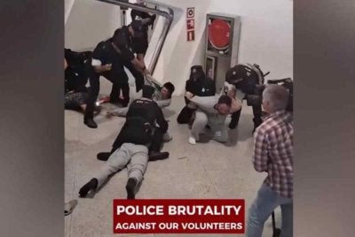 Rakaman video yang disiarkan media tempatan menunjukkan anggota polis memukul individu yang sudah terbaring di lantai menggunakan belantan. - Foto X/Thiago Avila
