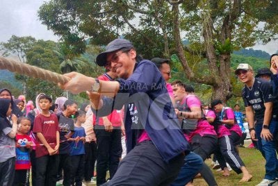 Muhammad Kamil (depan) menyertai acara tarik tali selepas menyempurnakan Family Day Padang Rengas sempena Program Fun Run Untukmu Ibu 2026 anjuran Pusat Komuniti Rakyat Padang Rengas di Surau Al-Khairiah, Kampung Labu Kubong pada Ahad.