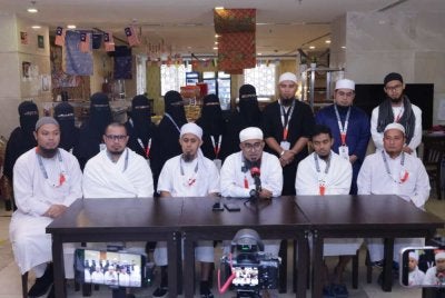 Muhammad Huzair (depan, tiga dari kanan) memanfaatkan peluang di Tanah Suci ini untuk memperbaiki diri serta mengeratkan hubungan sesama keluarga.