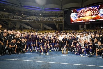 TMJ berkenan bersama pemain JDT meraikan kejayaan selepas menewaskan Kuching City, 2-0 dalam perlawanan akhir Piala Malaysia di Stadium Nasional Bukit Jalil malam tadi. Foto: Bernama