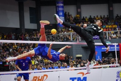Aksi skuad regu negara ketika menentang Thailand dalam perlawanan akhir regu berpasukan Kejuaraan Piala Dunia Sepak Takraw 2026 di Stadium Titiwangsa malam tadi. Foto: Bernama
