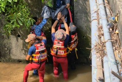 Mayat mangsa ditemukan kira-kira 1.9 kilometer dari lokasi dia dilaporkan terjatuh.