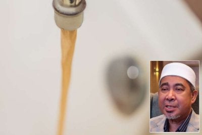 Izani (gambar kecil) memaklumkan, beberapa kawasan yang sebelum ini berdepan isu air berkarat dan gangguan bekalan kini semakin pulih secara berperingkat. Foto hiasan