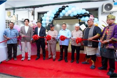 Hilmi (empat dari kanan) merasmikan Majlis Perasmian Kelstone Cosmos Lab di Tunjong, Kota Bharu pada Ahad.