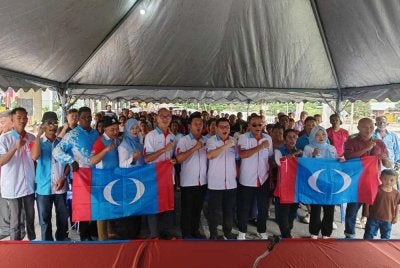 Michael (depan, lima dari kanan) bersama pimpinan dan ahli PKR Cabang Maran yang hadir pada Mesyuarat Penubuhan JPRC PRU16 di Pejabat PKR Maran pada Ahad.