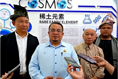 Hilmi (dua dari kiri) ketika Majlis Perasmian Kelstone Cosmos Lab di Tunjong, Kota Bharu pada Ahad.