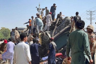 Letupan itu berlaku di landasan kereta api di Quetta yang menyasarkan kereta api yang menuju ke kawasan bandar berkenaan. - Foto Reuters