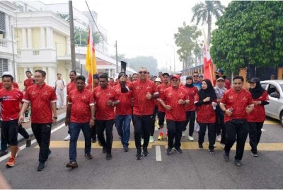 Mohd Zary (depan, tengah) Larian Obor Sukma XXII dan Para Sukma Selangor 2026 pada Sabtu.