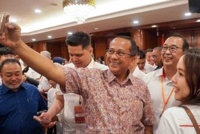 Dominic turut memuat naik foto Ahmad Samsuri sedang berswafoto dalam hantaran di Facebook beliau pada Ahad.