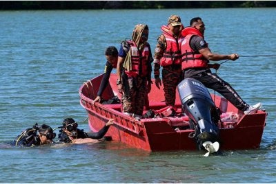 Pasukan penyelamat menemui mangsa semasa melakukan operasi mencari dan menyelamat mangsa yang dikhuatiri lemas ketika mandi bersama empat rakan mereka di Sungai Beril. Foto Bernama