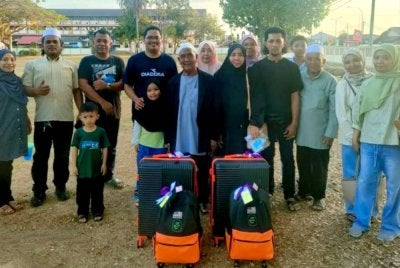 Kenangan terakhir Allahyarham Ahmad (lima dari kiri) bersama isteri, anak-anak dan cucu sebelum berangkat ke Tanah Suci pada 3 Mei lalu.