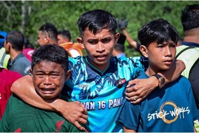 Muhammad Farish Iqbal Cik Mohana Runasdi, 14 (kiri) dan Muhammad Afi Naashif Adli Noone, 15 (kanan) antara dua remaja yang terselamat dalam kejadian lemas ketika mandi bersama empat rakan mereka di Sungai Beril. Foto Bernama 