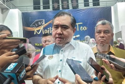 Anthony (dua dari kanan) ketika menghadiri program minum petang meraikan 406 pelajar cemerlang SPM Parlimen Seremban pada Ahad.