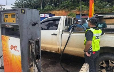 Penguatkuasa KPDN melakukan pemeriksaan ke atas kenderaan mencurigakan ketika berhenti membeli diesel di sebuah stesen minyak di Bukit Kuantan pada Sabtu. Foto FB KPDN Pahang