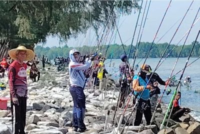 Sebahagian peserta yang menyertai pertandingan memancing sempena kempen Tahun Melawat Malaysia di Pantai Tanjung