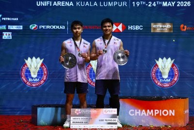 Dari kanan, Izzuddin dan Sze Fei naib juara Malaysia Masters 2026 selepas tewas kepada Lundgaard-Vestergaard dalam perlawanan akhir di Unifi Arena Bukit Jalil hari ini. Foto: Bernama