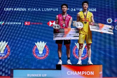 Shi Feng (kanan) muncul juara Malaysia Masters 2026 selepas menewaskan Teeraratsakul dalam perlawanan akhir di Unifi Arena Bukit Jalil hari ini. Foto: Bernama