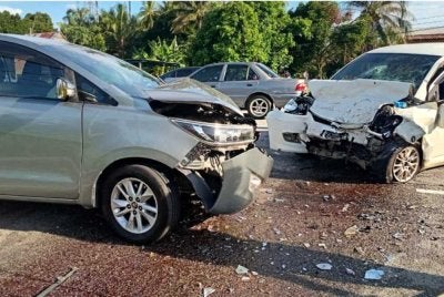 Nahas dua kenderaan menyebabkan dua maut, seorang cedera pada petang Ahad. Foto JBPM Perak