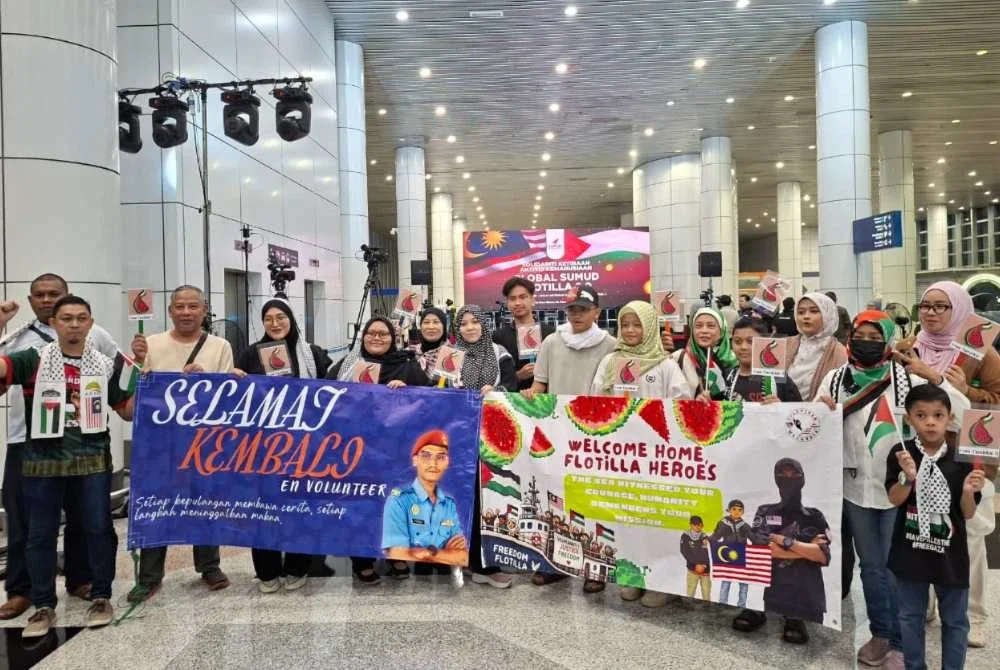 Antara penyokong yang hadir bagi menyambut kepulangan aktivis Global Sumud Flotilla 2.0 di di Balai Ketibaan Lapangan Terbang Antarabangsa Kuala Lumpur (KLIA) Terminal 1, Sepang.