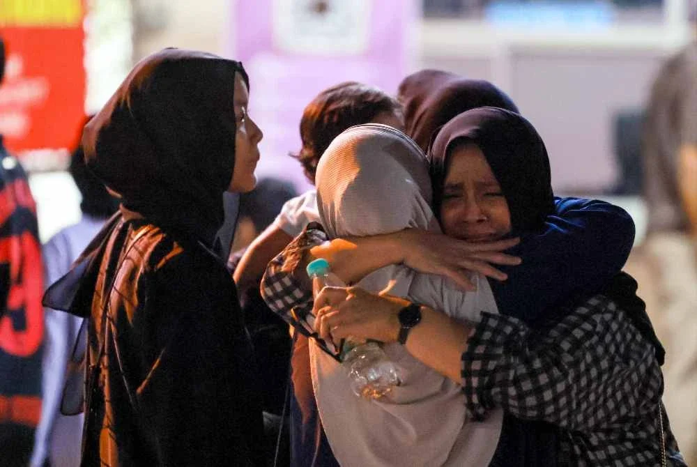  Ahli keluarga mangsa yang dilaporkan maut dalam kemalangan tali bot yang terputus semasa latihan kecemasan di perairan Terengganu-Pahang, berada di Jabatan Perubatan Forensik, Hospital Sultanah Nur Zahirah (HSNZ), bagi menuntut jenazah mangsa, malam Ahad. Foto Bernama