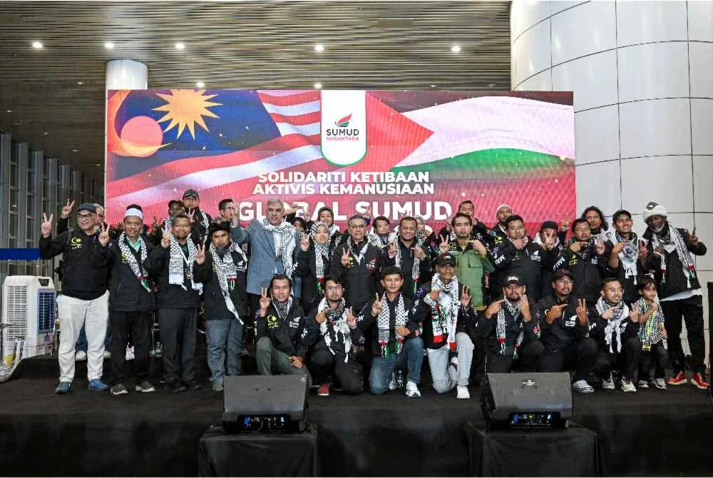 Menteri Besar Selangor, Datuk Seri Amirudin Shari (tengah) bergambar bersama aktivis Global Sumud Flotilla 2.0 sejurus tiba di balai ketibaan Lapangan Antarabangsa Kuala Lumpur (KLIA). Foto Bernama