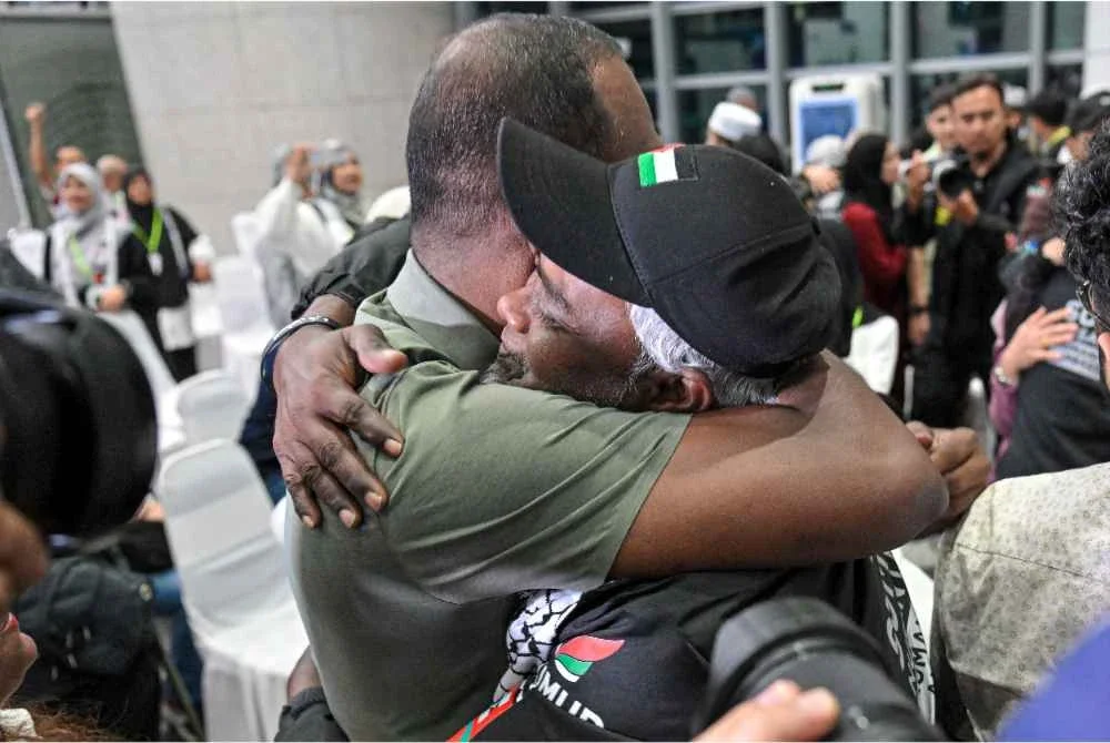 Antara reaksi penuh emosi dan semangat ditunjukkan aktivis Global Sumud Flotilla 2.0 sejurus tiba di Balai Ketibaan KLIA. Foto Bernama