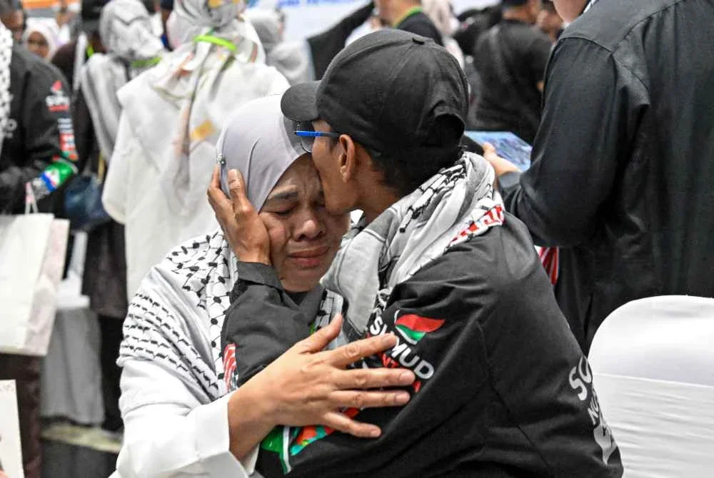 Antara reaksi penuh emosi dan semangat ditunjukkan aktivis Global Sumud Flotilla 2.0 sejurus tiba di Balai Ketibaan KLIA. Foto Bernama