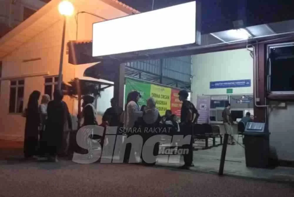 Ahli keluarga mangsa kemalangan bot di luar pesisir Terengganu-Kelantan berada di perkarangan Jabatan Perubatan Forensik HSNZ bagi menunggu proses bedah siasat dijalankan.