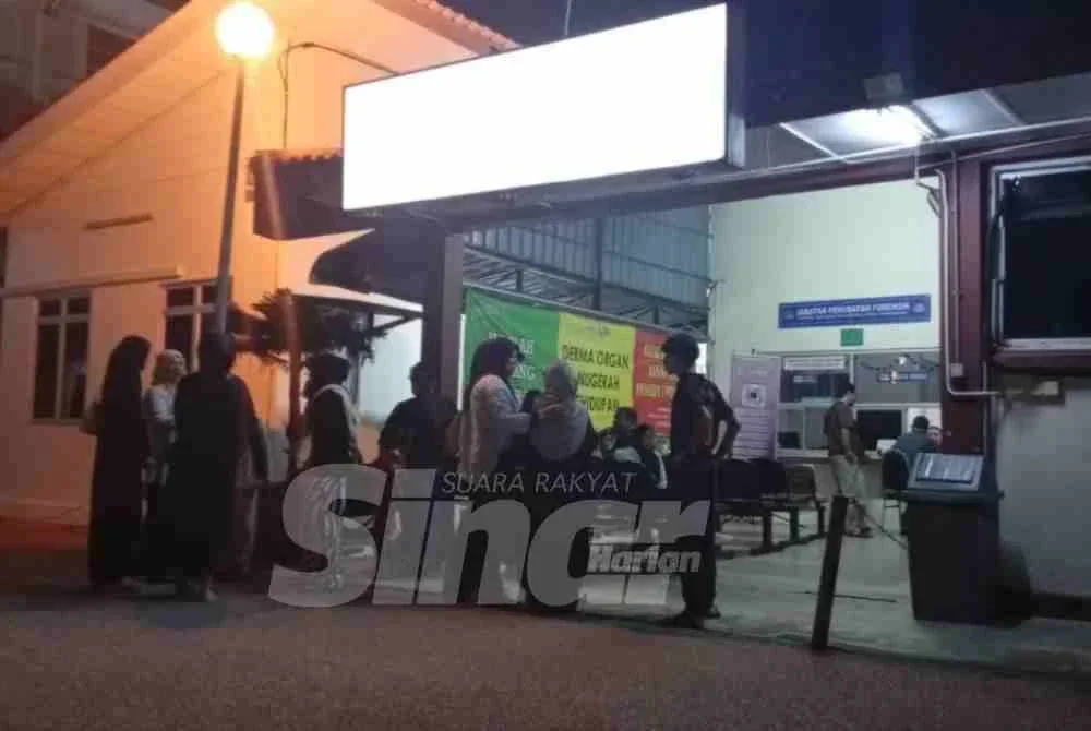 Ahli keluarga mangsa kemalangan bot di luar pesisir Terengganu-Kelantan berada di perkarangan Jabatan Perubatan Forensik HSNZ bagi menunggu proses bedah siasat dijalankan.