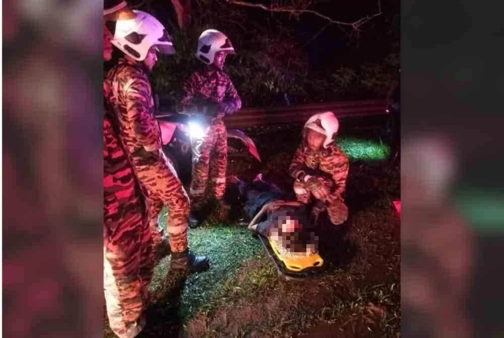 Pasukan bomba membantu menyelamatkan mangsa yang terlibat dalam kemalangan itu. Foto Bomba Pahang
