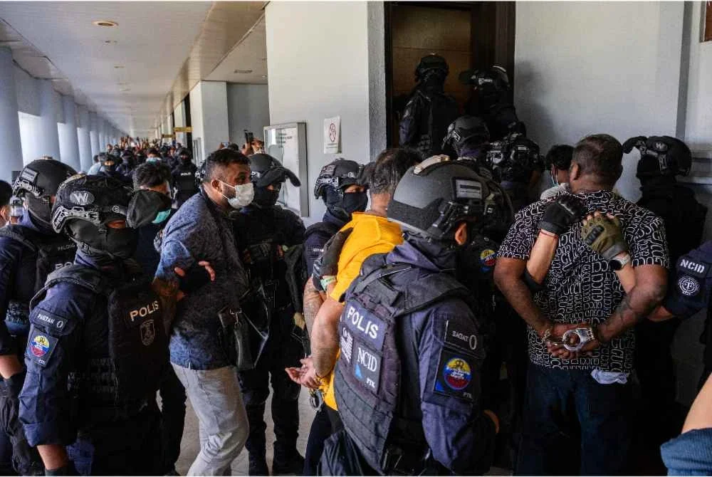 Mahkamah tidak membenarkan jaminan terhadap mereka dan menetapkan 24 Jun untuk sebutan semula kes bagi serahan dokumen. Foto Bernama