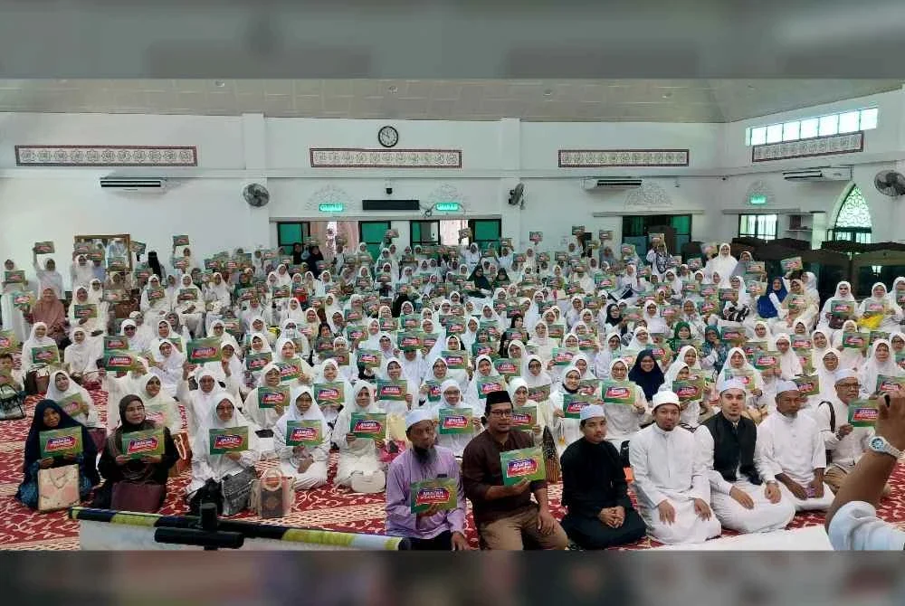 Kira-kira 300 peserta Rumah Ngaji berpakaian serba putih menjayakan program Arafah #QuranHour yang berlangsung di Masjid Jamek Al-Ahmadiah, Kampung Changkat Larang, Lahat di sini pada Isnin.