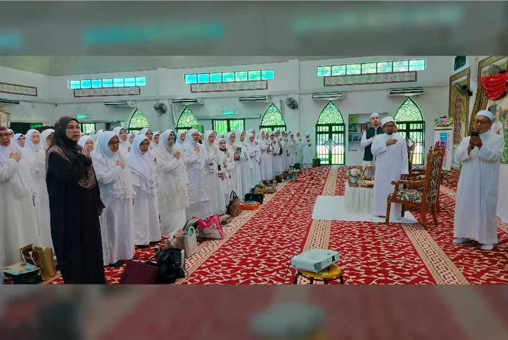 Bacaan ikrar oleh peserta yang hadir sempena program Arafah #QuranHour yang berlangsung di Masjid Jamek Al-Ahmadiah, Kampung Changkat Larang, Lahat di sini pada Isnin.