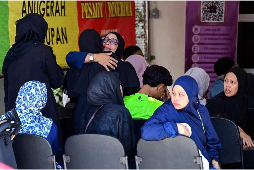 Ahli keluarga kelihatan tidak dapat menahan sebak ketika menunggu untuk menuntut jenazah tiga pekerja pelantar minyak yang maut selepas bot penyelamat (life boat) dinaiki mereka terjatuh ke dalam laut di Platform Sepat, ketika ditemui di Jabatan Perubatan Forensik Hospital Sultanah Nur Zahirah (HSNZ). Foto Bernama
