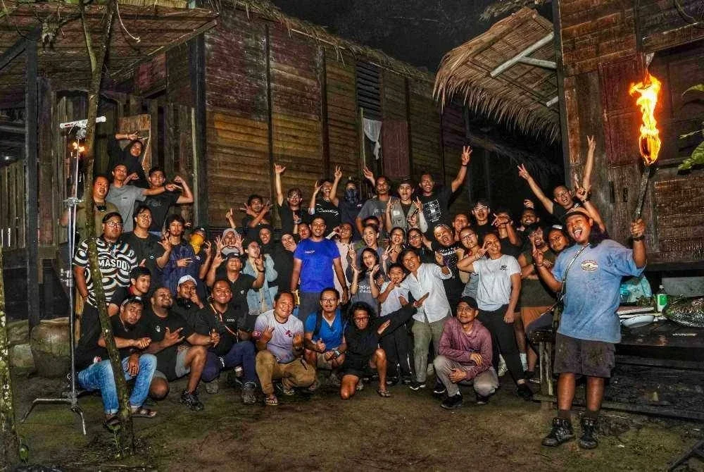 Shamyl bersama pelakon dan kru Khadam.