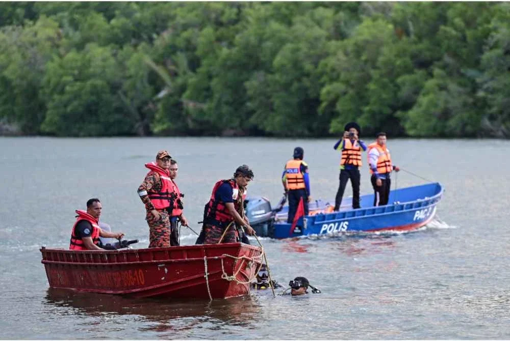 Pasukan penyelamat melakukan operasi mencari dan menyelamat seorang lagi mangsa yang dikhuatiri lemas ketika mandi bersama empat rakan mereka di Sungai. Foto Bernama