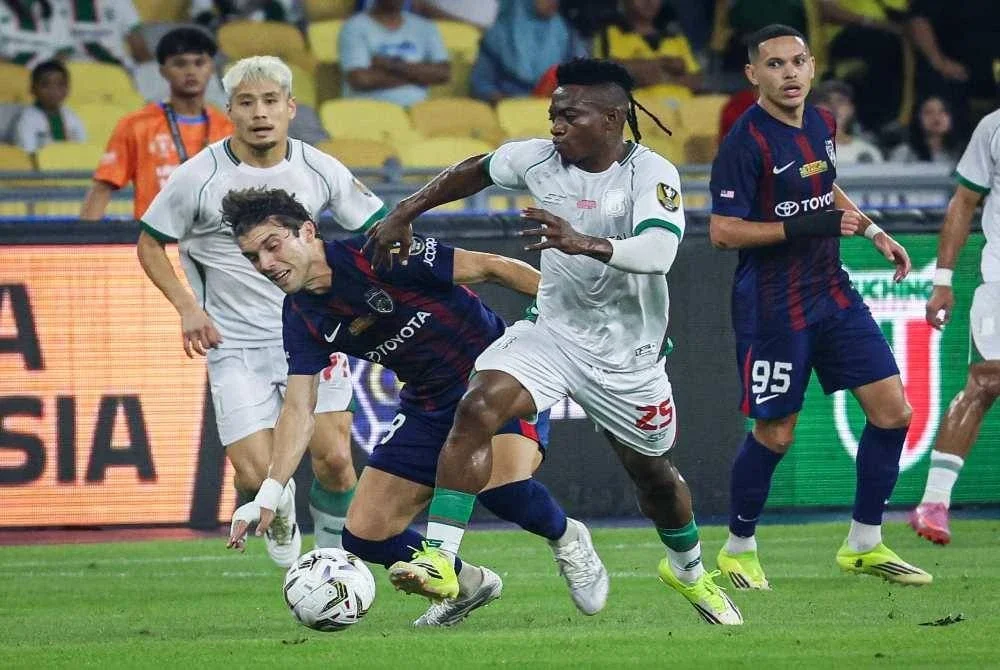 Pemain JDT, Ignacio Mendez Navia Fernandez diasak pemain Kuching City FC, Moses Atede Jona Atuluku pada perlawanan akhir Piala Malaysia di TM Stadium Nasional Bukit Jalil pada Sabtu lalu. - Foto: Bernama