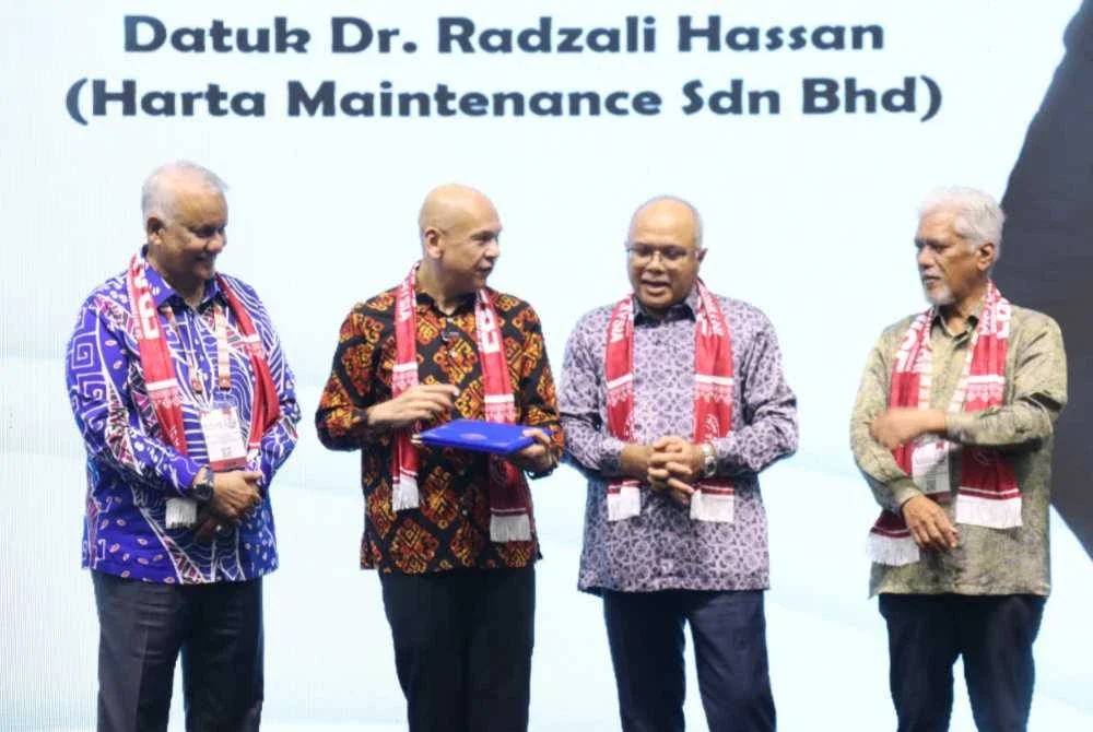 (Dari kanan) Pengerusi Pernas,Datuk Rozhan Ghazalli; Ketua Setiausaha KPDN, Datuk Mohd Sayuthi Bakar; Menteri KPDN, Datuk Armizan Mohd Ali dan Pengerusi Malaysian Franchise Institute (MFA), Datuk Dr Radzali Hassan semasa Majlis Perasmian Franchise International Malaysia (FIM) 2026.