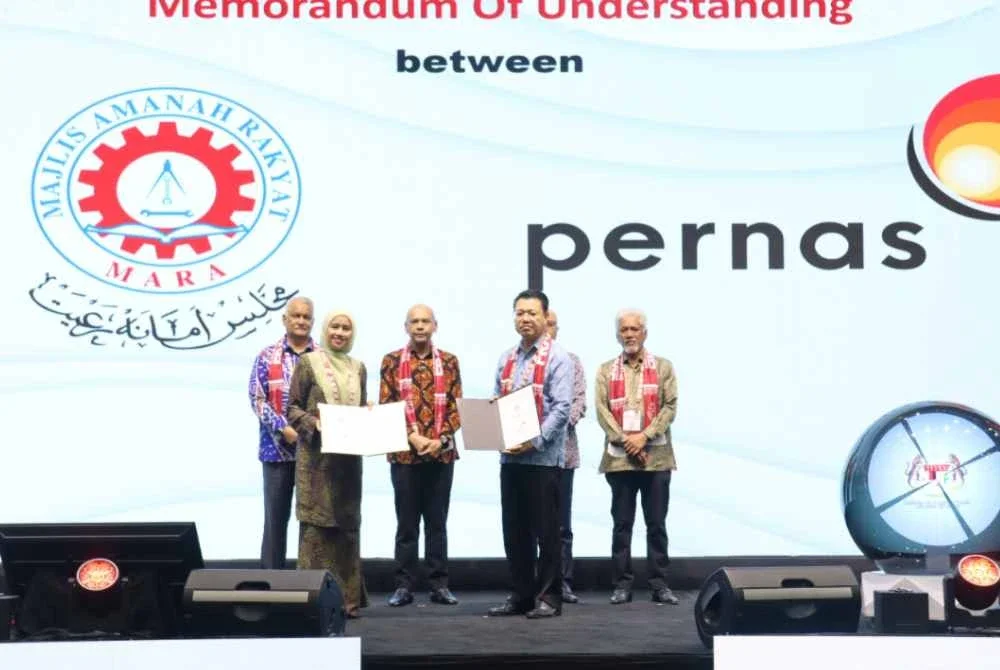 Majlis pertukaran MoU antara Pernas dan Mara bagi program pembangunan usahawan bumiputera.