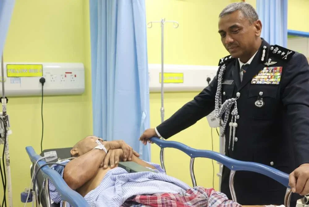 Alzafny melawat Jaafa di Hospital Port Dickson.