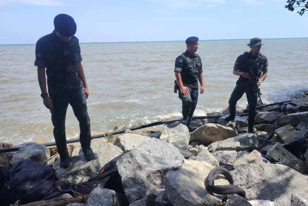 Anggota PGA menunjukkan lokasi tangkapan dua lelaki Indonesia dengan rampasan syabu RM4.4 juta di pesisir pantai di Tanjong Sepat, Kuala Langat, Sabtu lalu.