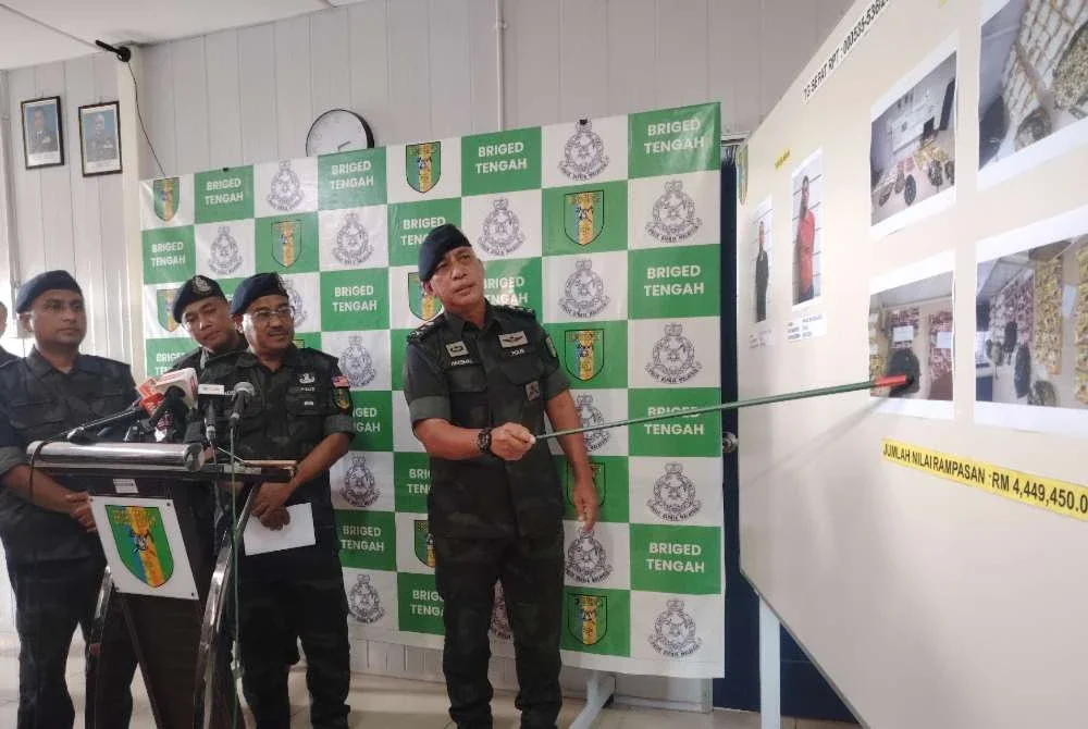 Hakemal menunjukkan rampasan dadah yang dilaksanakan anggotanya di pesisir pantai di Tanjong Sepat, Kuala Langat, Sabtu lalu.