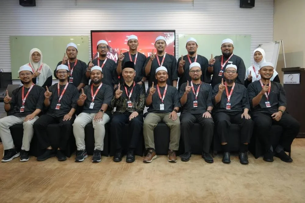 Wan Muhammad (lima dari kiri) bersama penasihat, mutawif dan pembimbing Amani Travel.