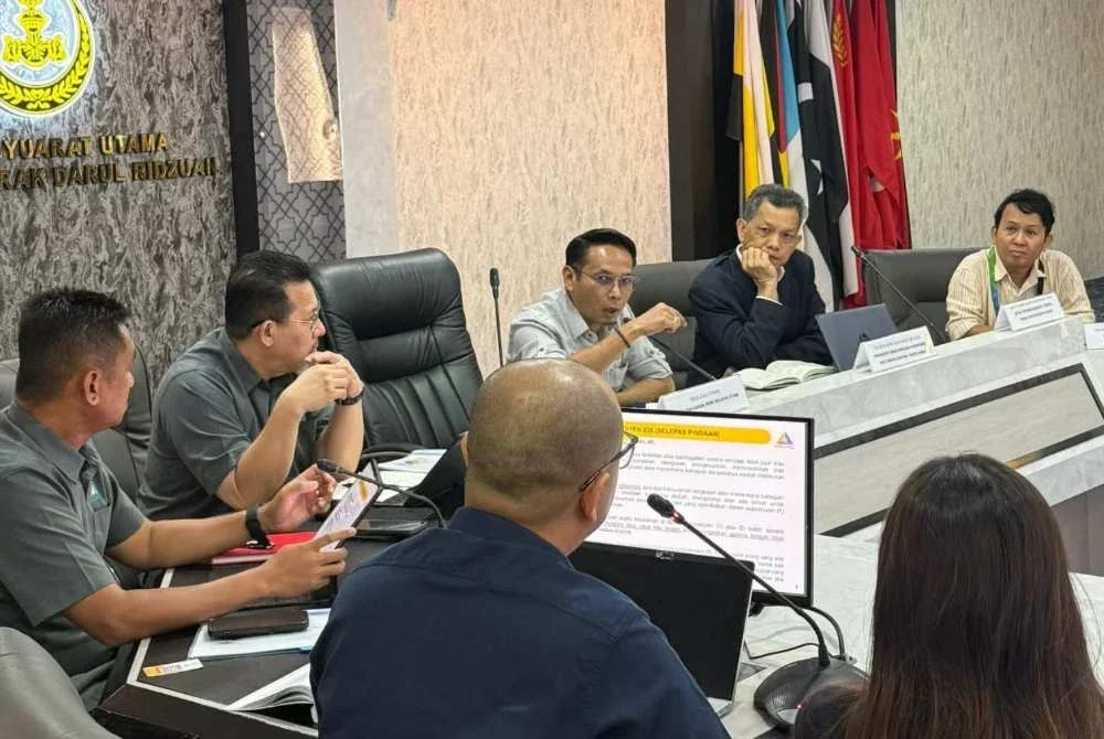 Mohd Azlan (tiga dari kanan) ketika mempengerusikan mesyuarat pertama Jawatankuasa Integriti dan Keselamatan Rangkaian Negeri Perak sebelum ini.