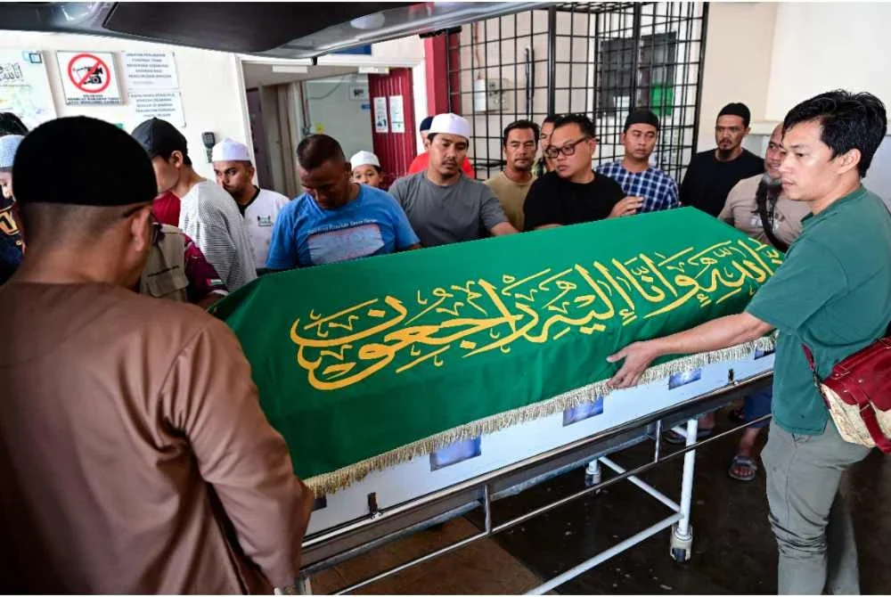 Jenazah dua daripada tiga pekerja perkapalan yang maut selepas bot penyelamat dinaiki mereka terjatuh ke laut ketika menjalankan kerja-kerja penyelenggaraan di FSO Sepat telah dituntut oleh keluarga masing-masing untuk urusan pengebumian. Foto Bernama